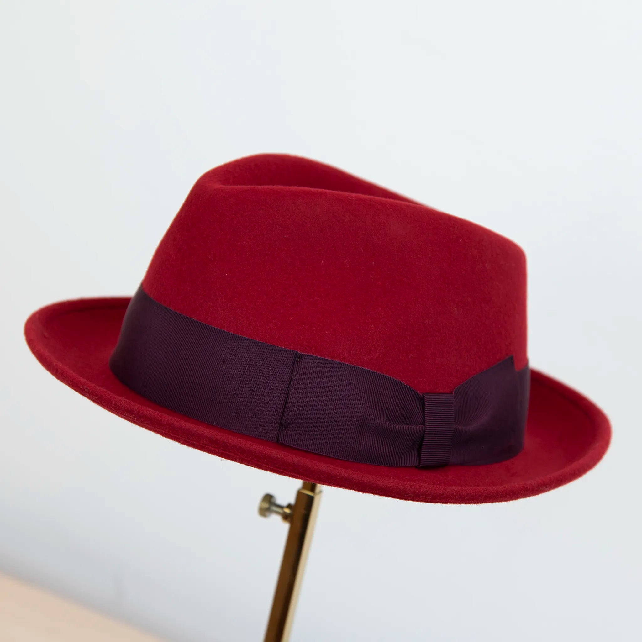 Cappello in feltro di lana Rosso, Made in Italy, falda corta 5 cm e cinta in gros-grain viola. Parte della Collezione Emporio San Felice, elegante e versatile per ogni occasione.