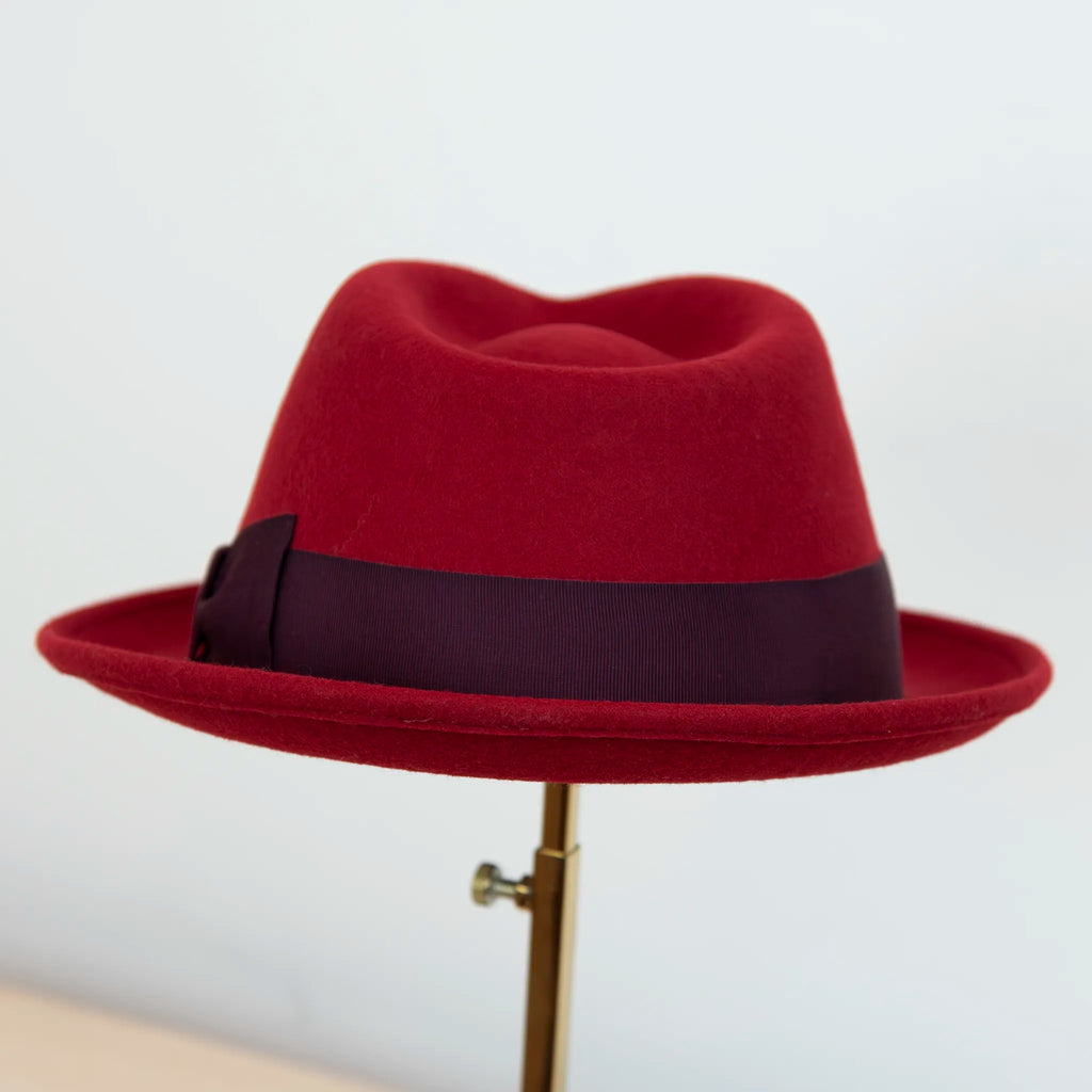 Cappello in feltro di lana Rosso, Made in Italy, falda corta 5 cm e cinta in gros-grain viola. Parte della Collezione Emporio San Felice, elegante e versatile per ogni occasione.