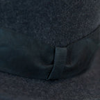 Dettaglio cinta e tessuto del cappello in feltro di lana grigio, Made in Italy, falda corta 5 cm e cinta in gros-grain. Parte della Collezione Emporio San Felice, elegante e versatile per ogni occasione.