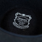 Interno del cappello in feltro di lana grigio, Made in Italy, falda corta 5 cm e cinta in gros-grain. Parte della Collezione Emporio San Felice, elegante e versatile per ogni occasione.