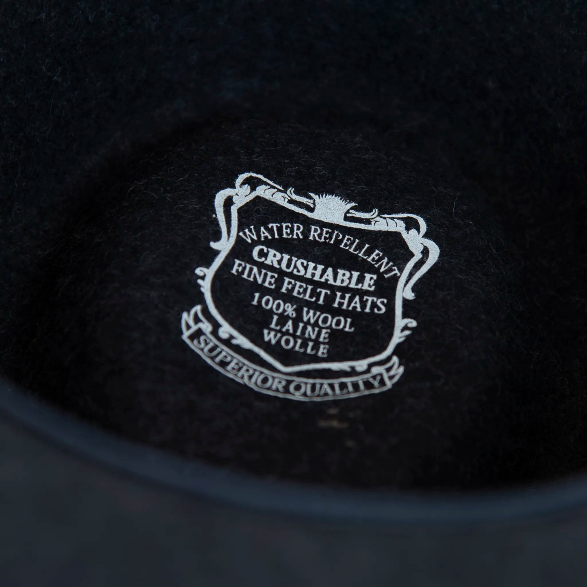 Interno del cappello in feltro di lana grigio, Made in Italy, falda corta 5 cm e cinta in gros-grain. Parte della Collezione Emporio San Felice, elegante e versatile per ogni occasione.