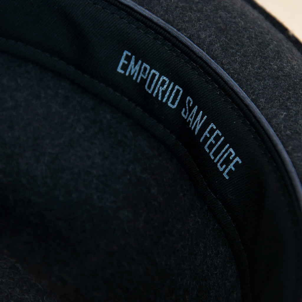 Interno del cappello in feltro di lana grigio, Made in Italy, falda corta 5 cm e cinta in gros-grain. Parte della Collezione Emporio San Felice, elegante e versatile per ogni occasione.
