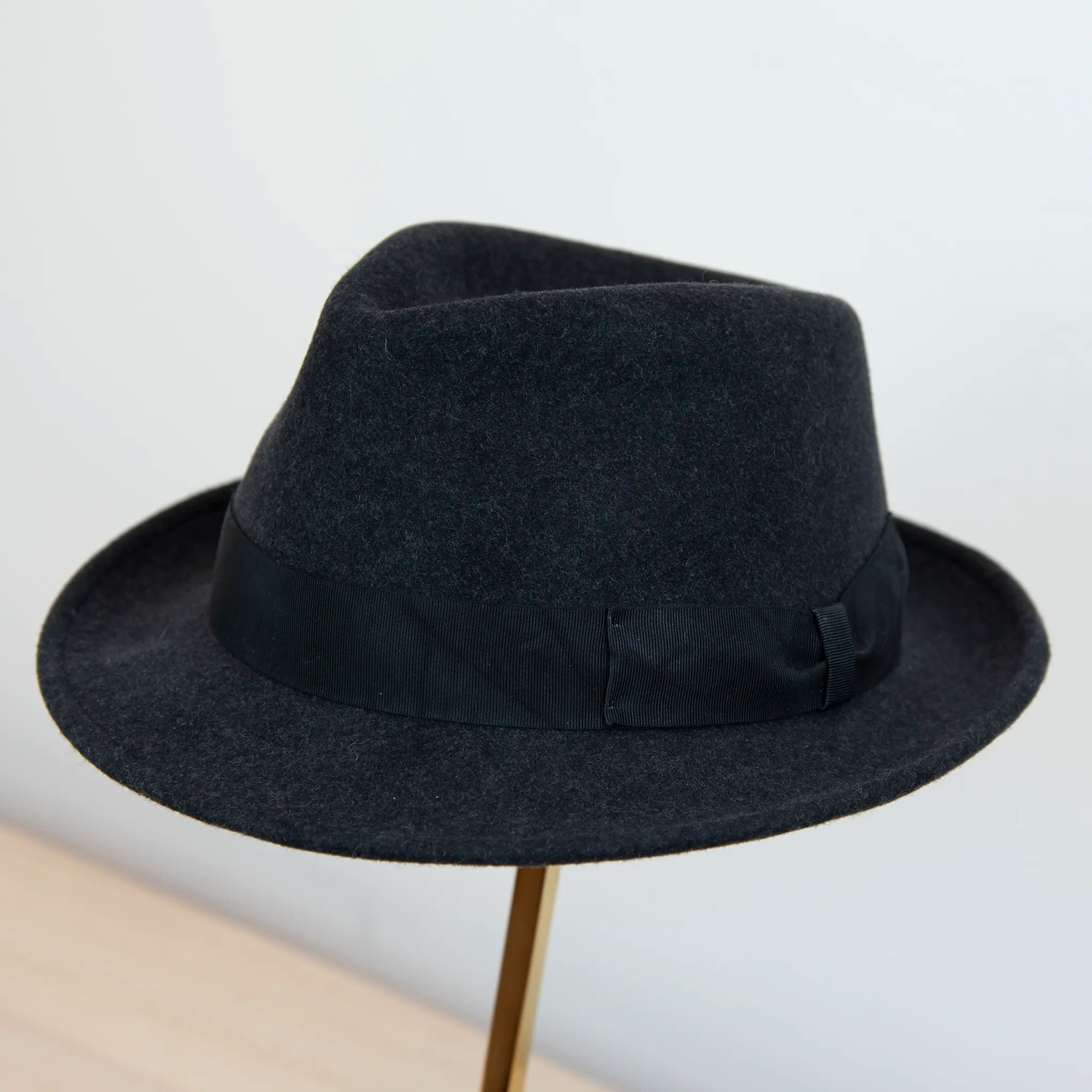 Cappello in feltro di lana grigio, Made in Italy, falda corta 5 cm e cinta in gros-grain. Parte della Collezione Emporio San Felice, elegante e versatile per ogni occasione.