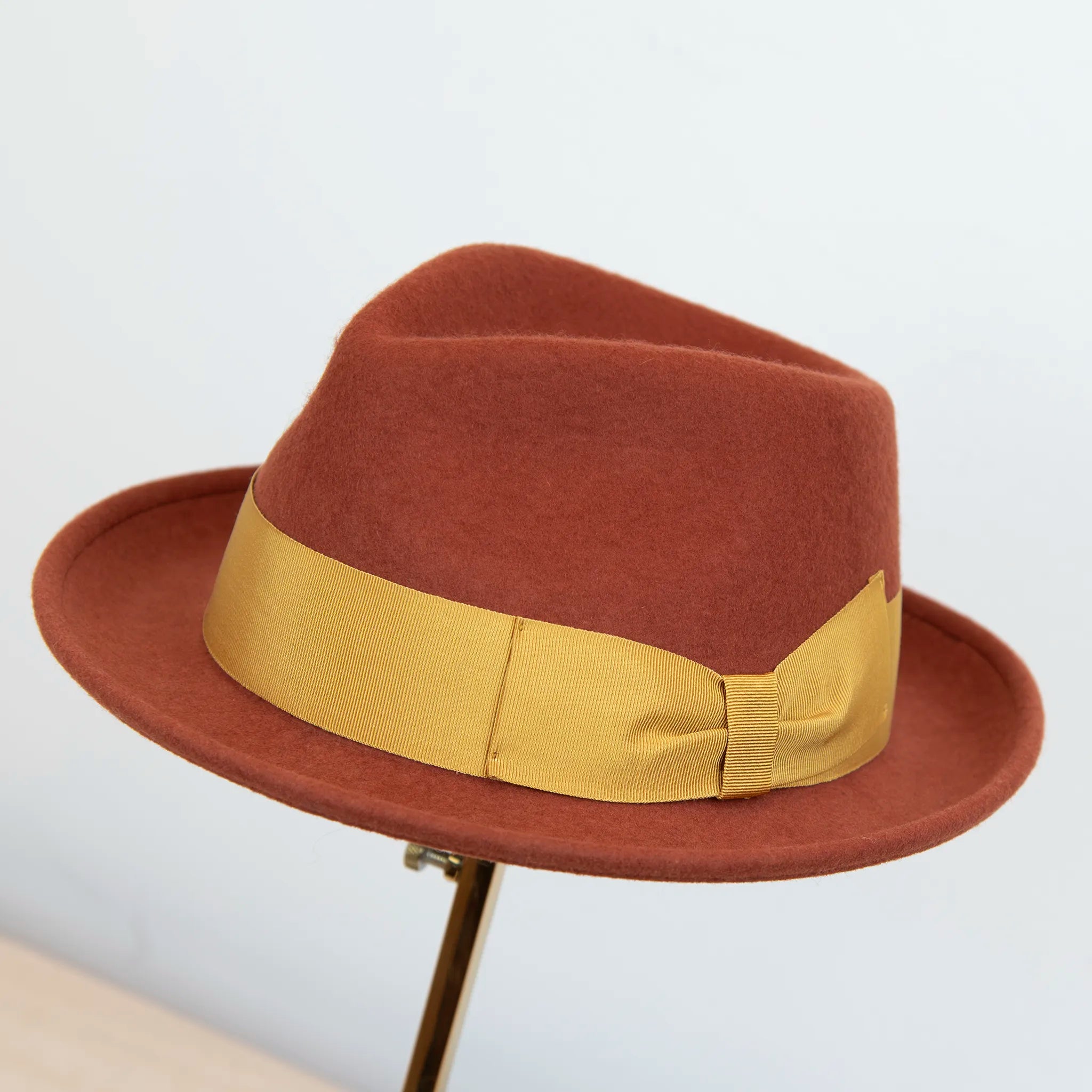 Cappello in feltro di lana coccio, Made in Italy, falda corta 5 cm e cinta in gros-grain gialla. Parte della Collezione Emporio San Felice, elegante e versatile per ogni occasione.