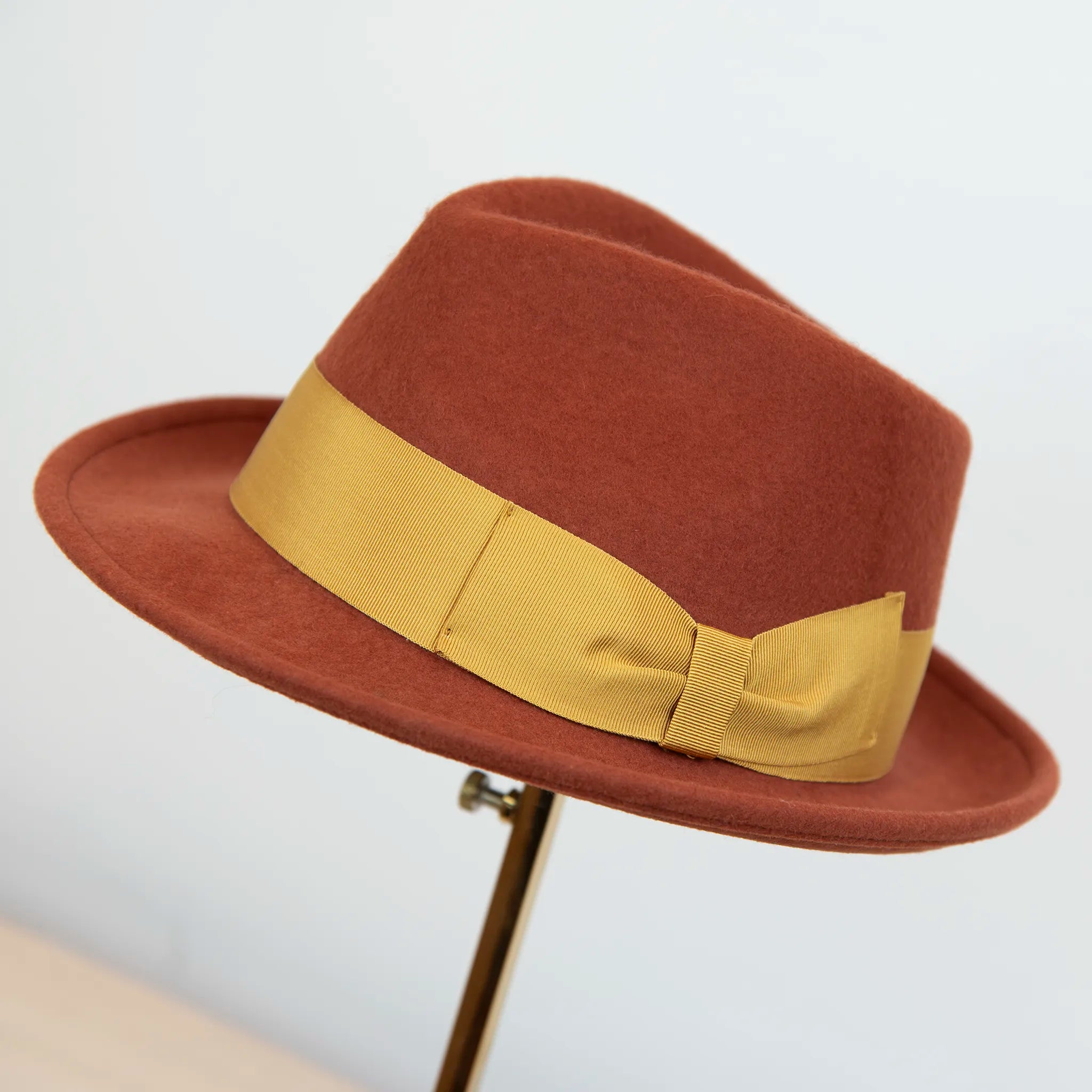 Cappello in feltro di lana coccio, Made in Italy, falda corta 5 cm e cinta in gros-grain gialla. Parte della Collezione Emporio San Felice, elegante e versatile per ogni occasione.