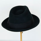 Cappello in feltro di lana nero, Made in Italy, falda corta 5 cm e cinta in gros-grain nera. Parte della Collezione Emporio San Felice, elegante e versatile per ogni occasione.