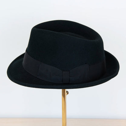 Cappello in feltro di lana nero, Made in Italy, falda corta 5 cm e cinta in gros-grain nera. Parte della Collezione Emporio San Felice, elegante e versatile per ogni occasione.