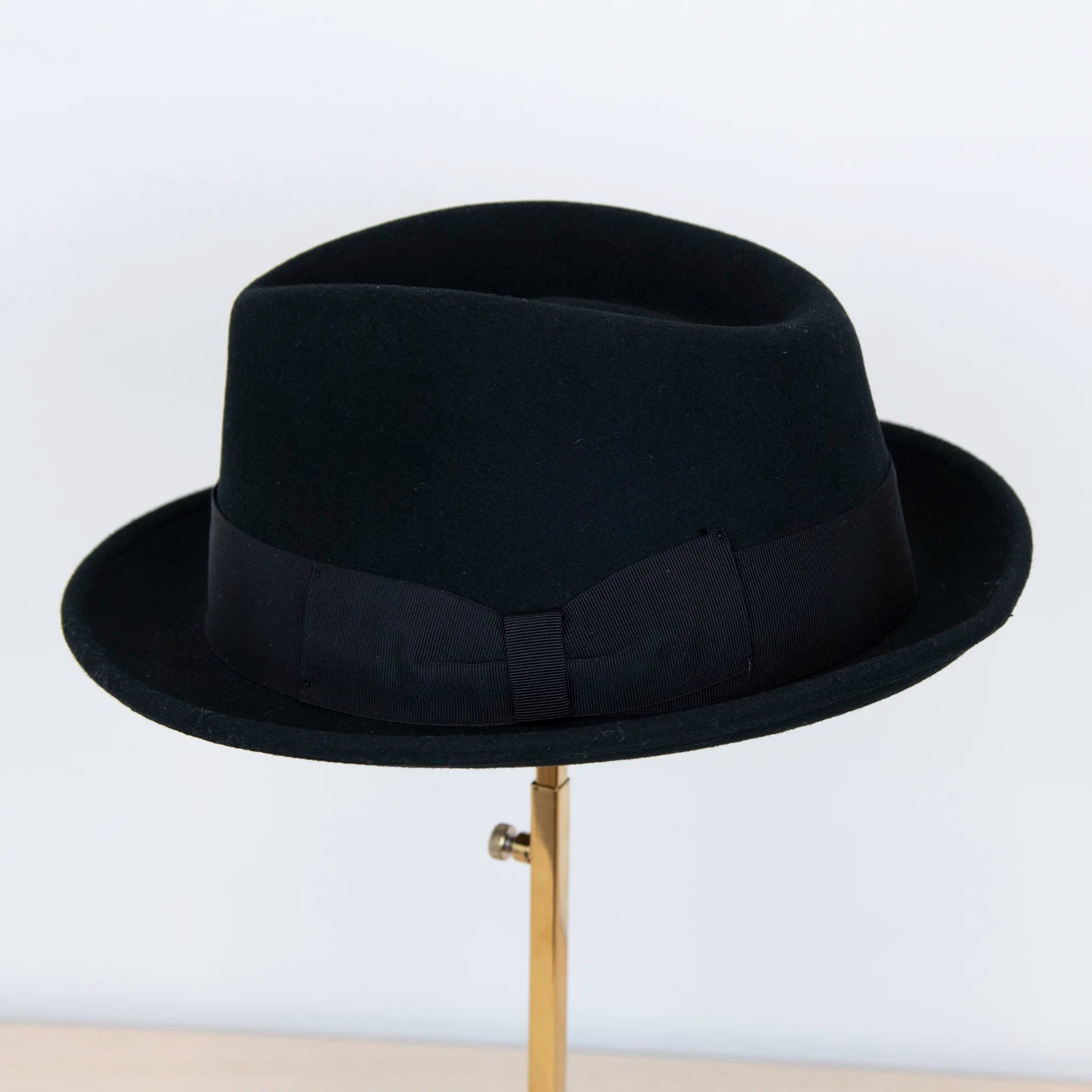 Cappello in feltro di lana nero, Made in Italy, falda corta 5 cm e cinta in gros-grain nera. Parte della Collezione Emporio San Felice, elegante e versatile per ogni occasione.