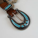 Fibbia intarsiata e applicazioni di pietra colorata Tiffany della cintura in pelle intrecciata marrone, realizzata con materiali di pregio, Made in Italy, progettata per garantire durata nel tempo.