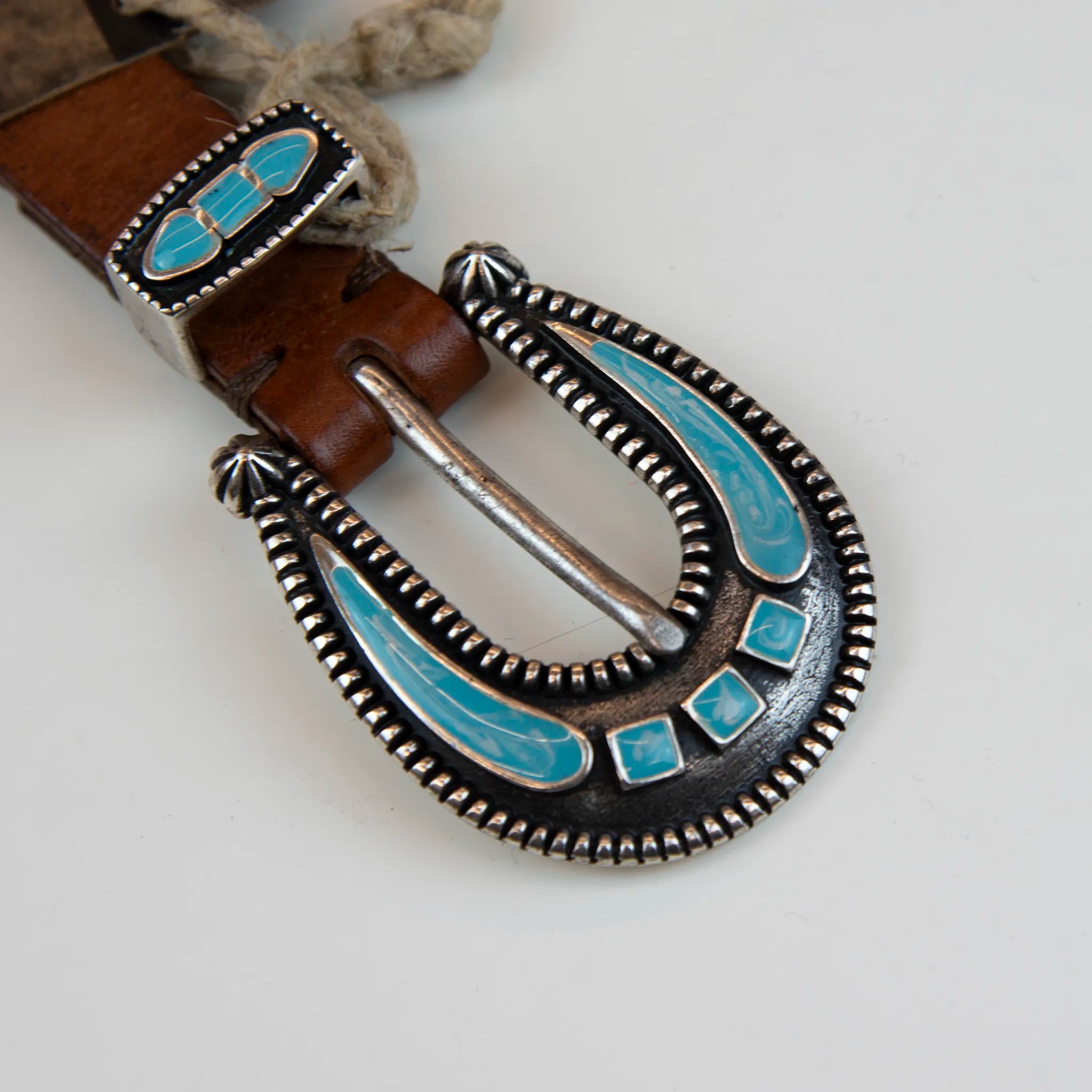 Fibbia intarsiata e applicazioni di pietra colorata Tiffany della cintura in pelle intrecciata marrone, realizzata con materiali di pregio, Made in Italy, progettata per garantire durata nel tempo.