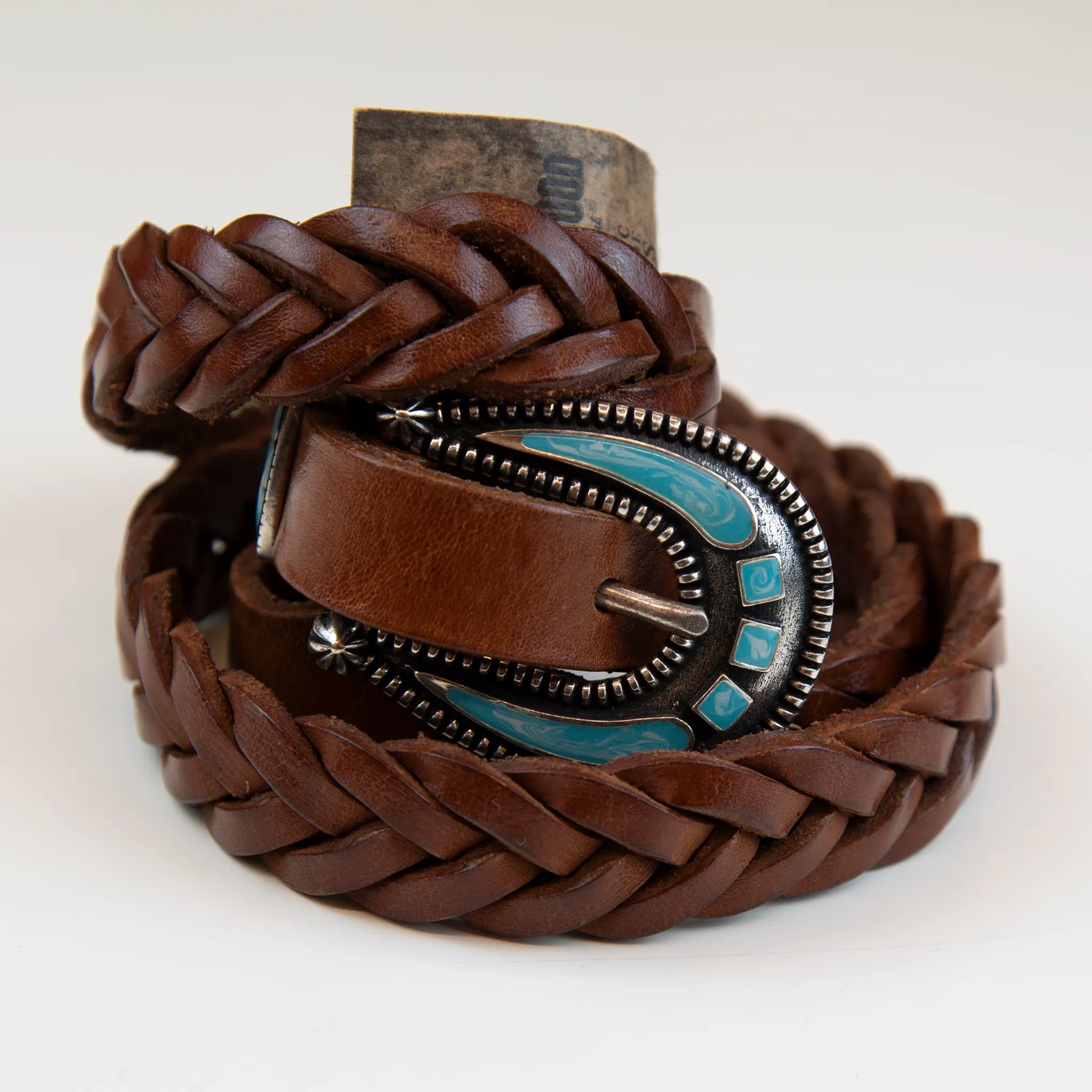 Cintura in pelle intrecciata marrone con fibbia intarsiata e applicazioni di pietra colorata Tiffany, realizzata con materiali di pregio, Made in Italy, progettata per garantire durata nel tempo.