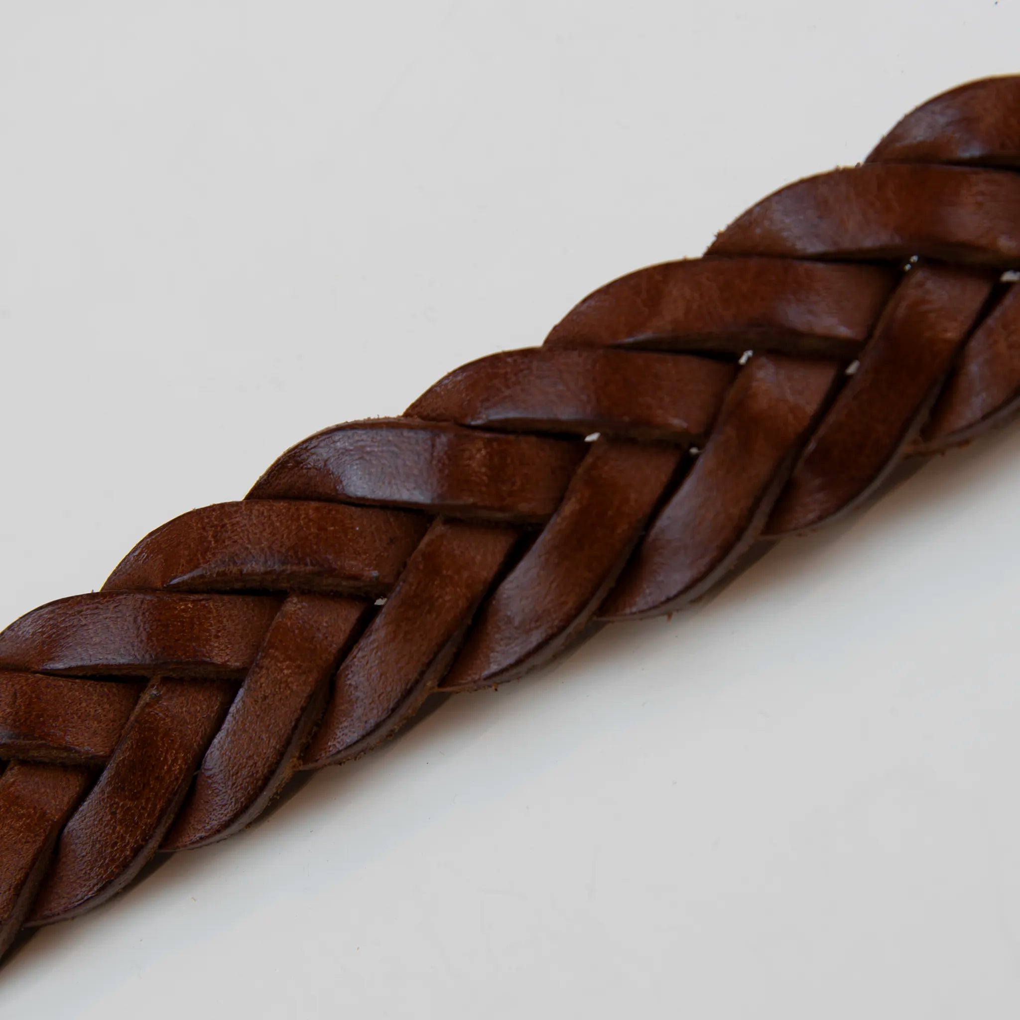 Cintura in pelle intrecciata marrone con fibbia intarsiata e applicazioni di pietra colorata Tiffany, realizzata con materiali di pregio, Made in Italy, progettata per garantire durata nel tempo.