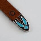 Cintura in pelle intrecciata marrone con fibbia intarsiata e applicazioni di pietra colorata Tiffany, realizzata con materiali di pregio, Made in Italy, progettata per garantire durata nel tempo.