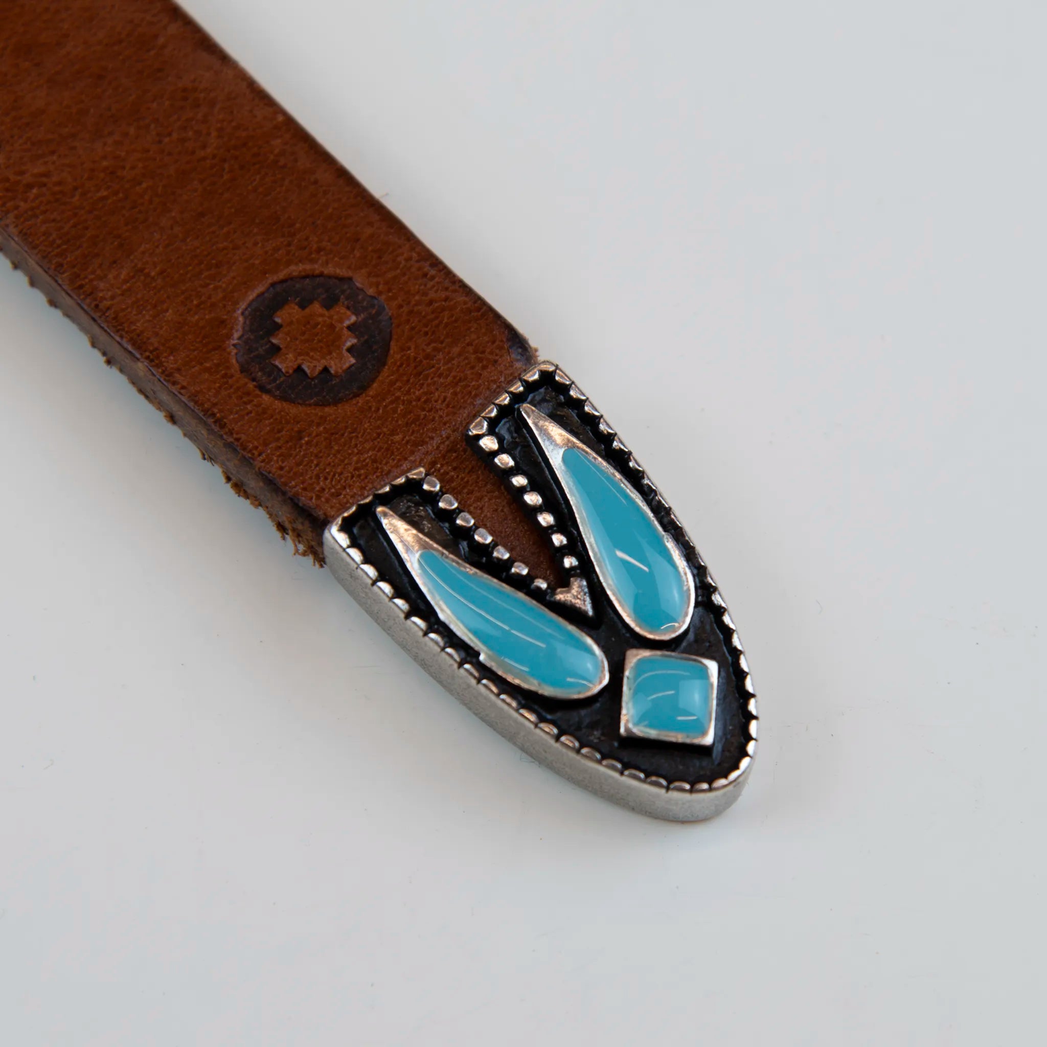 Cintura in pelle intrecciata marrone con fibbia intarsiata e applicazioni di pietra colorata Tiffany, realizzata con materiali di pregio, Made in Italy, progettata per garantire durata nel tempo.