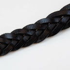 Cintura in pelle marrone intrecciata con fibbia intarsiata, realizzata con materiali di pregio, Made in Italy, progettata per garantire durata e resistenza nel tempo.