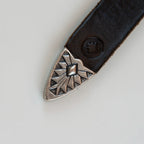 Cintura in pelle marrone intrecciata con fibbia intarsiata, realizzata con materiali di pregio, Made in Italy, progettata per garantire durata e resistenza nel tempo.