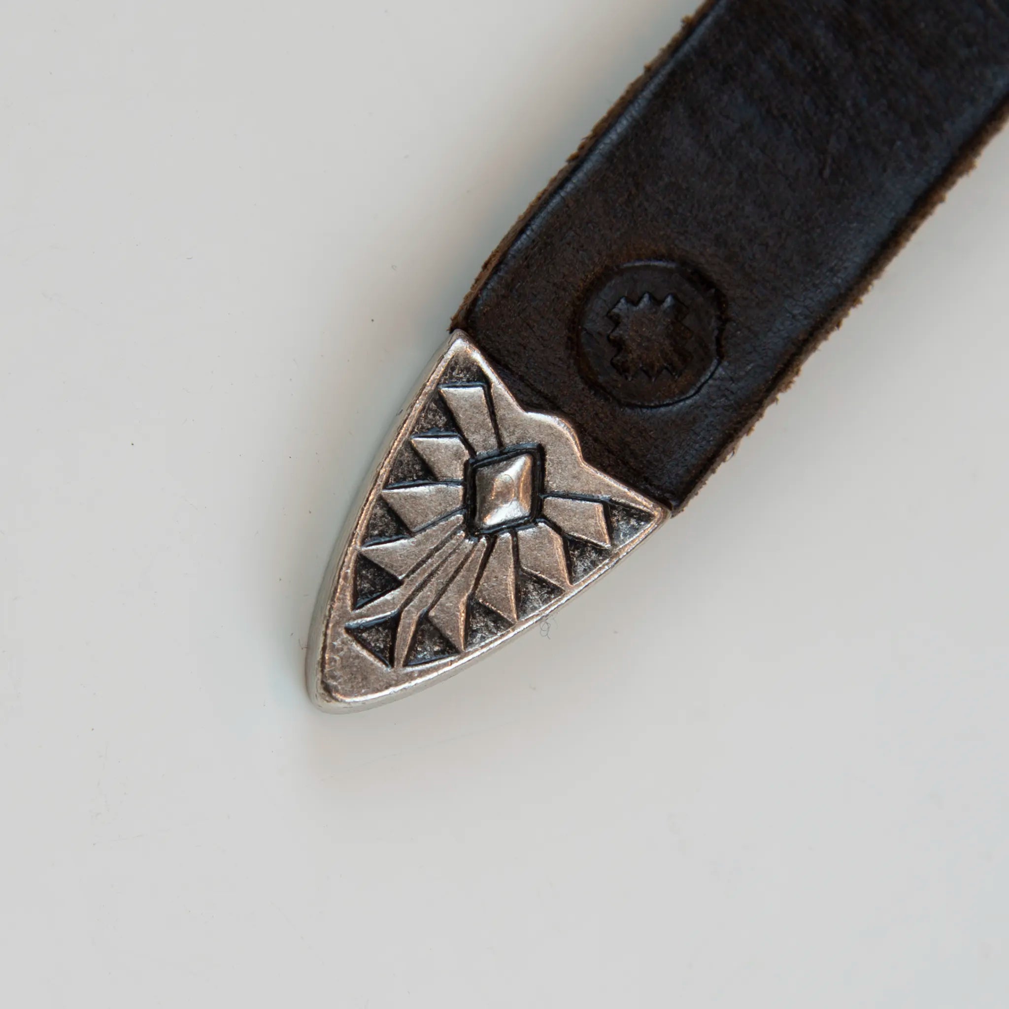 Cintura in pelle marrone intrecciata con fibbia intarsiata, realizzata con materiali di pregio, Made in Italy, progettata per garantire durata e resistenza nel tempo.