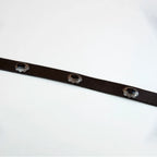 Cintura borchiata in pelle marrone con fibbia intarsiata, realizzata con materiali di alta qualità, Made in Italy, pensata per durare nel tempo.