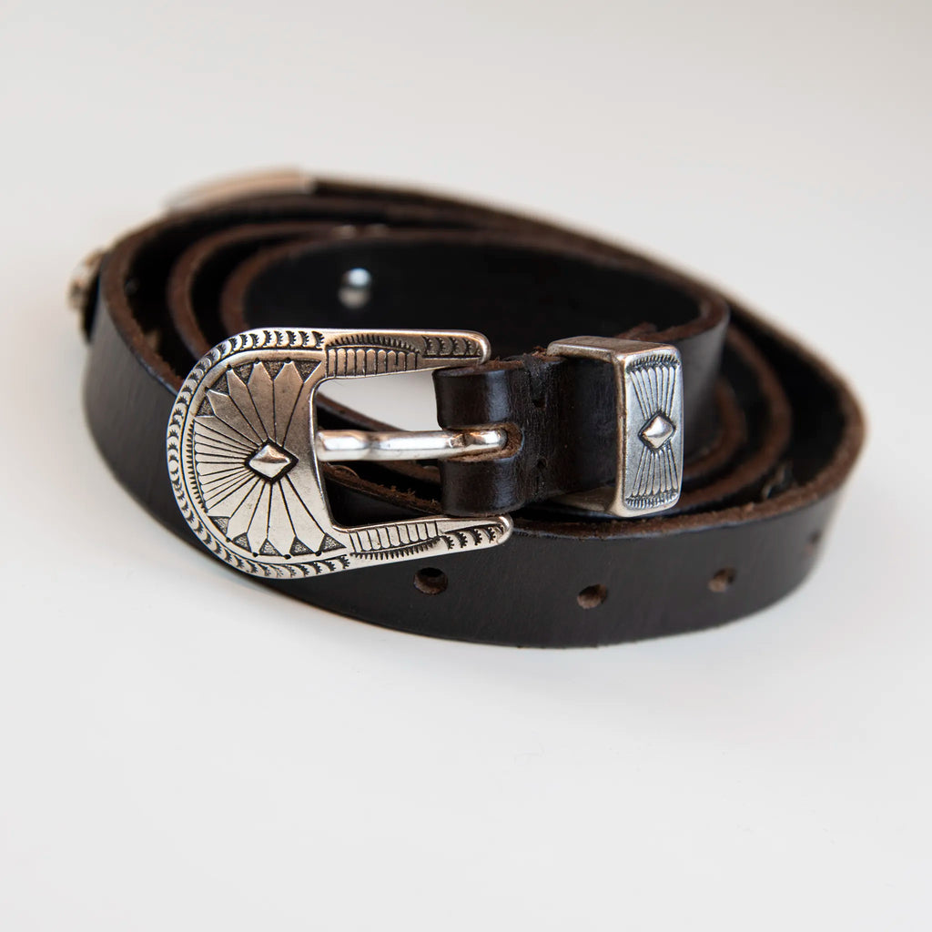 Cintura borchiata in pelle marrone con fibbia intarsiata, realizzata con materiali di alta qualità, Made in Italy, pensata per durare nel tempo.