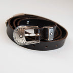 Cintura borchiata in pelle marrone con fibbia intarsiata, realizzata con materiali di alta qualità, Made in Italy, pensata per durare nel tempo.