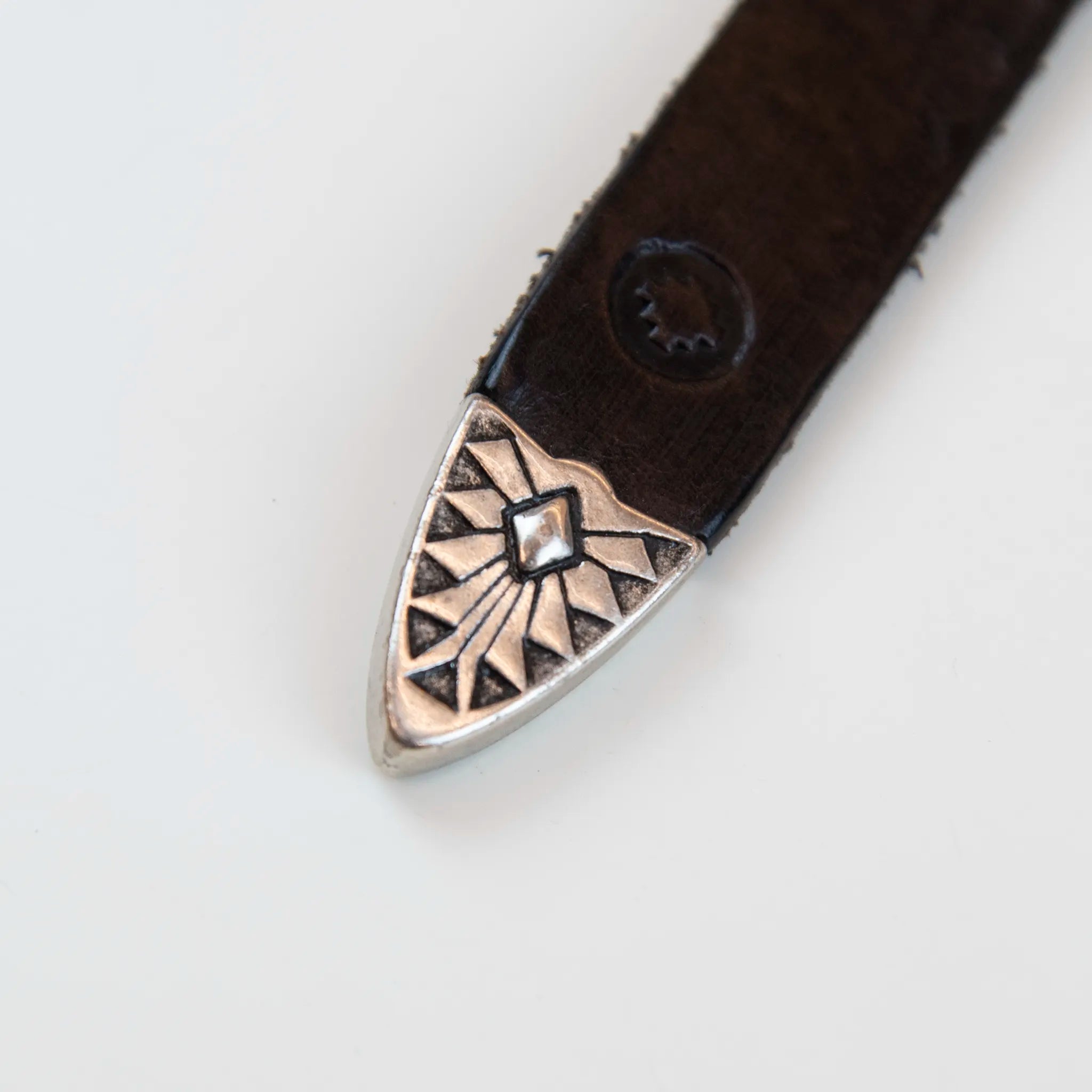 Cintura borchiata in pelle marrone con fibbia intarsiata, realizzata con materiali di alta qualità, Made in Italy, pensata per durare nel tempo.