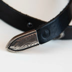 Cintura borchiata in pelle con fibbia intarsiata, realizzata con materiali di alta qualità, Made in Italy, pensata per durare nel tempo.