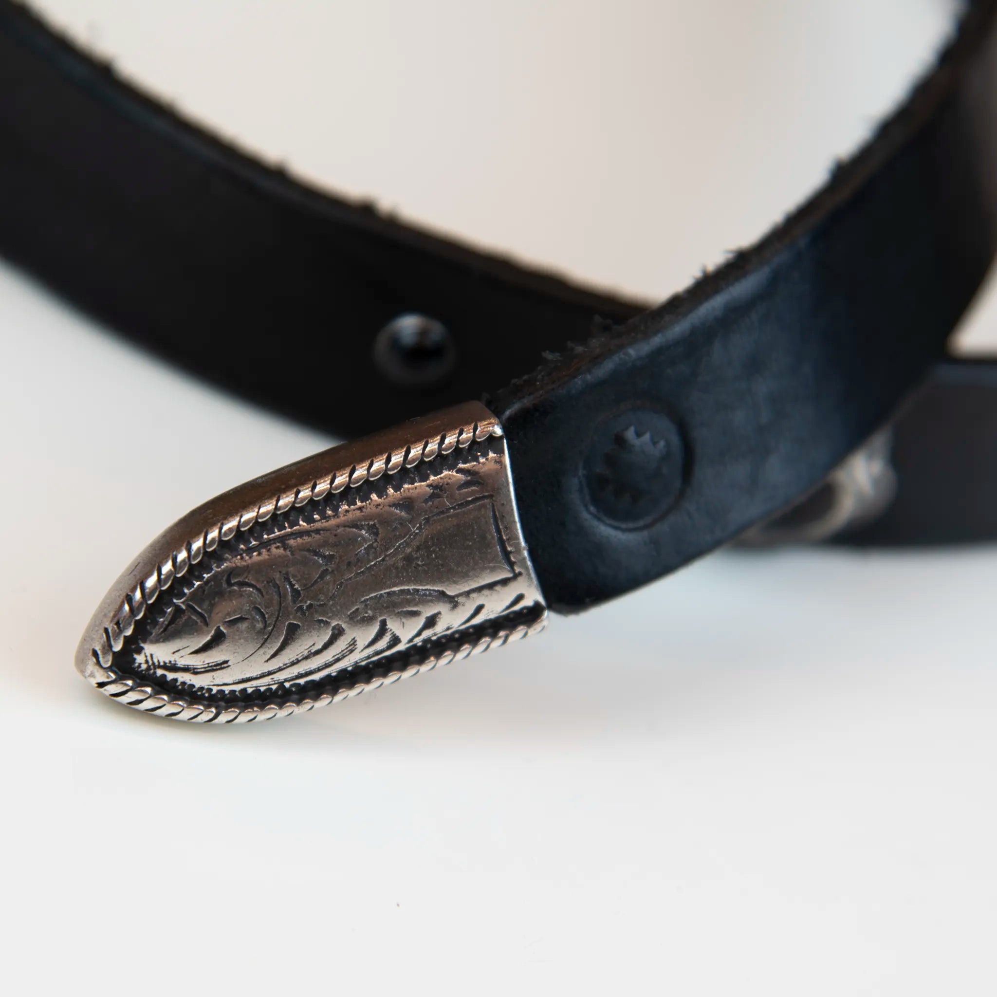 Cintura borchiata in pelle con fibbia intarsiata, realizzata con materiali di alta qualità, Made in Italy, pensata per durare nel tempo.