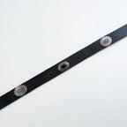 Cintura borchiata in pelle con fibbia intarsiata, realizzata con materiali di alta qualità, Made in Italy, pensata per durare nel tempo.