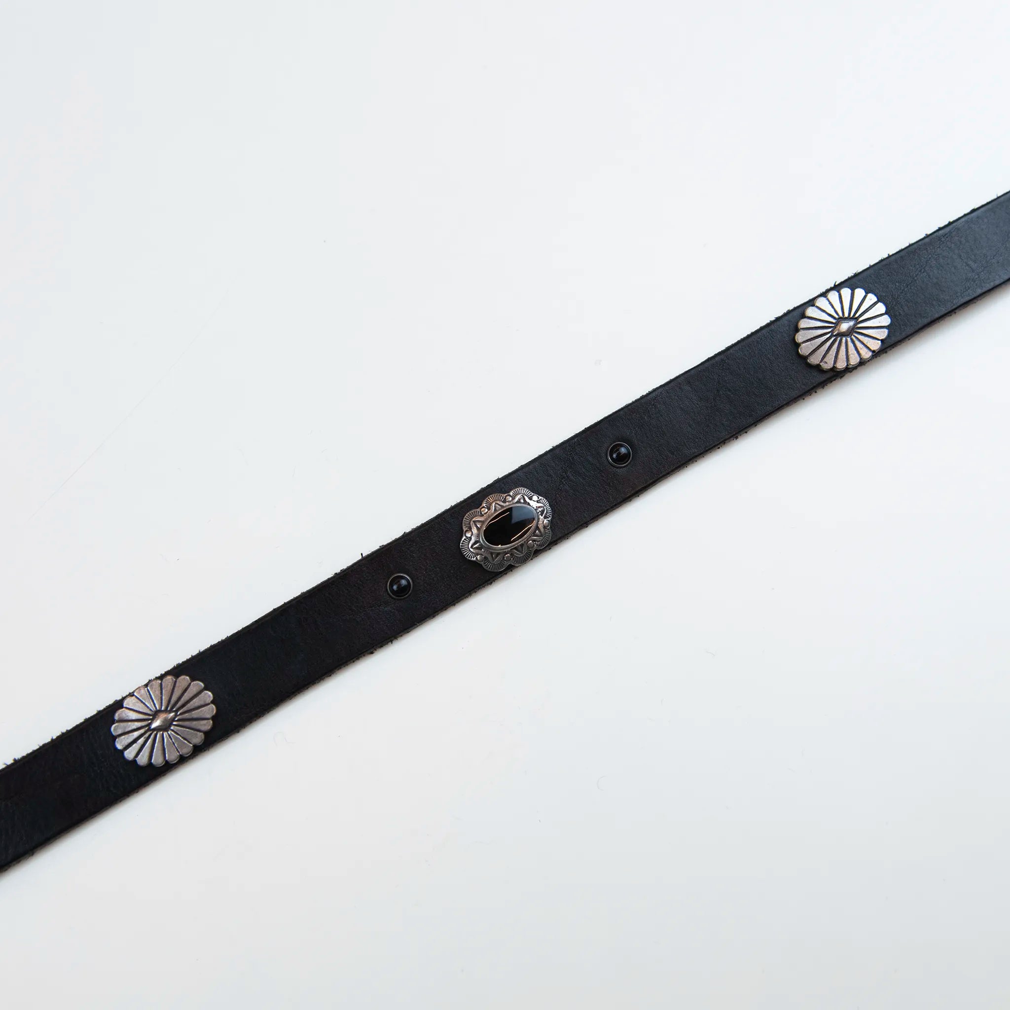 Cintura borchiata in pelle con fibbia intarsiata, realizzata con materiali di alta qualità, Made in Italy, pensata per durare nel tempo.