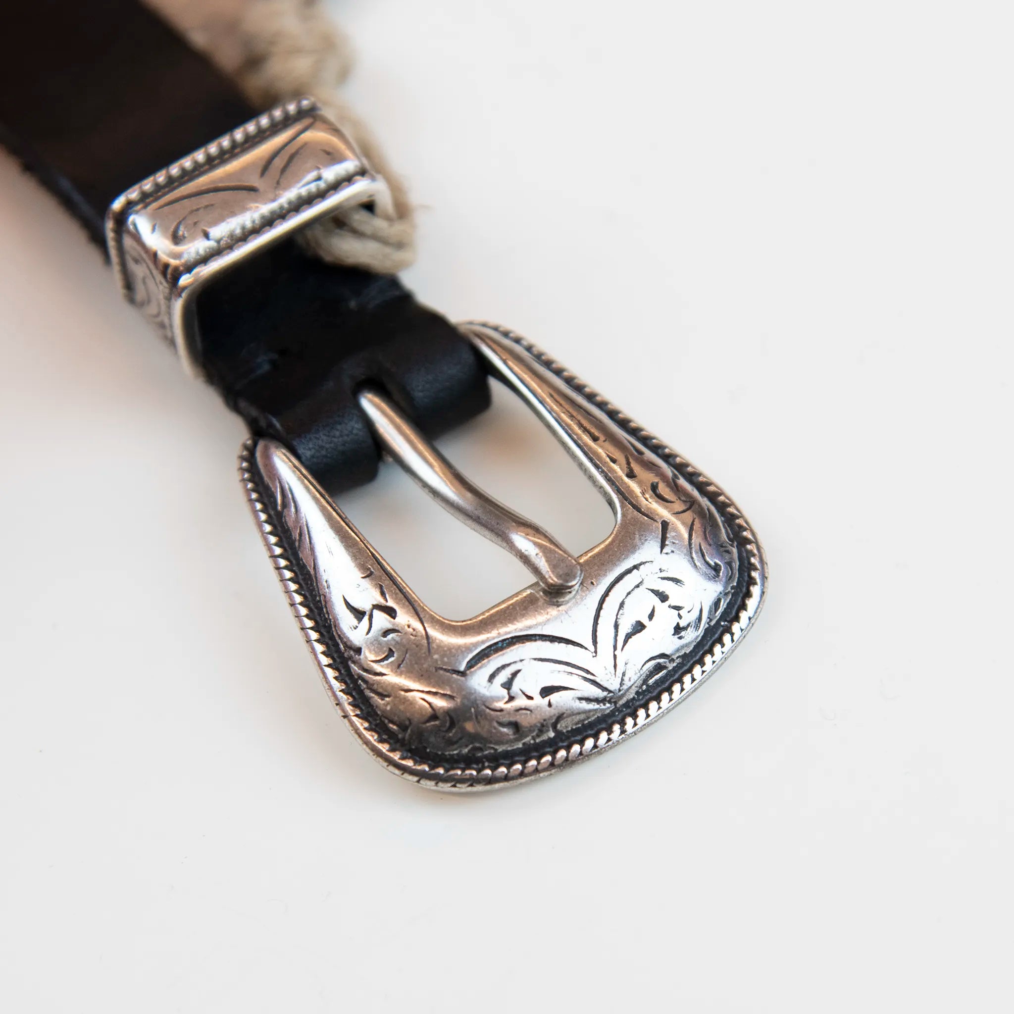 Fibbia intarsiata della Cintura in vera pelle, realizzata con materiali di alta qualità,Made in Italy, pensata per durare nel tempo.