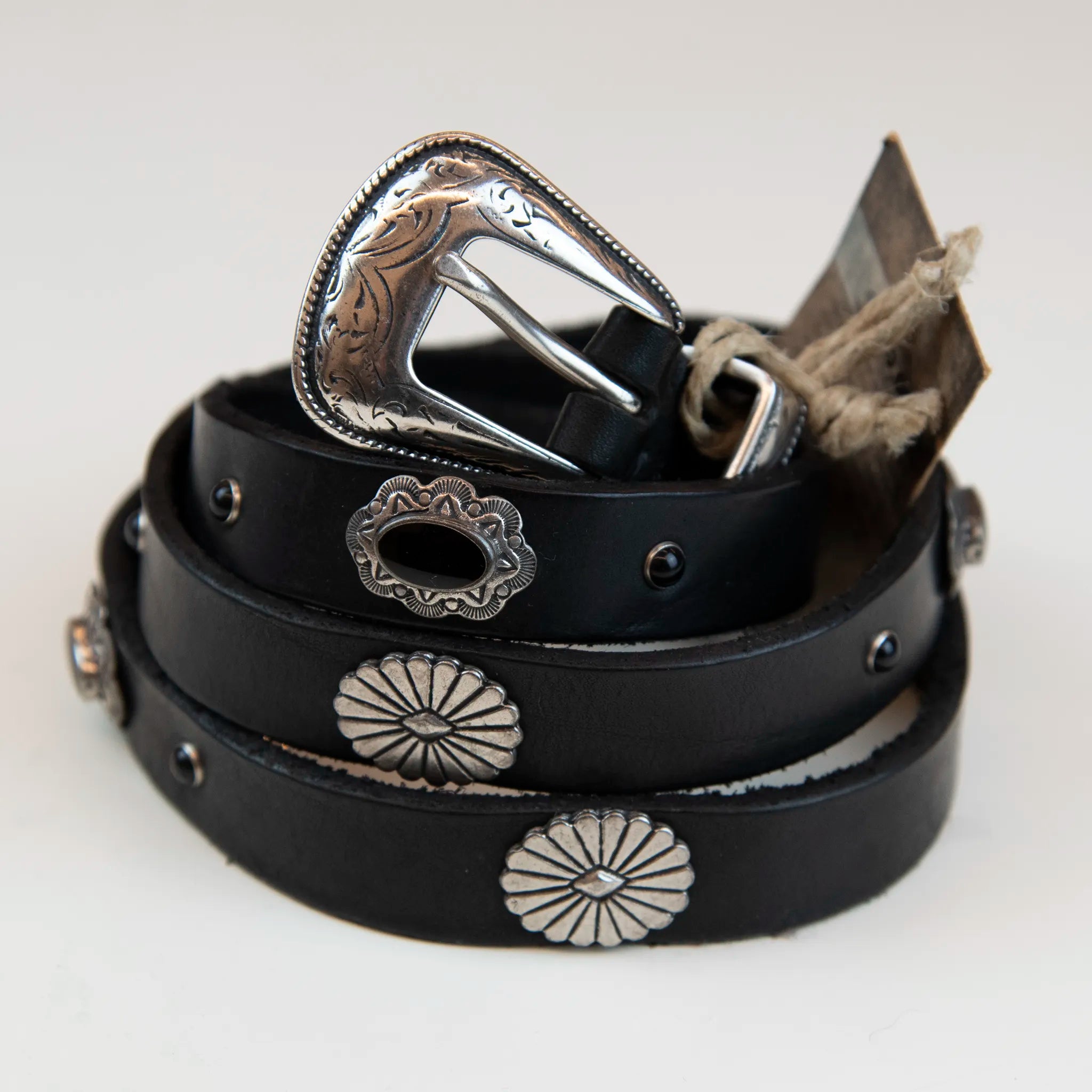 Cintura borchiata in pelle con fibbia intarsiata, realizzata con materiali di alta qualità, Made in Italy, pensata per durare nel tempo.