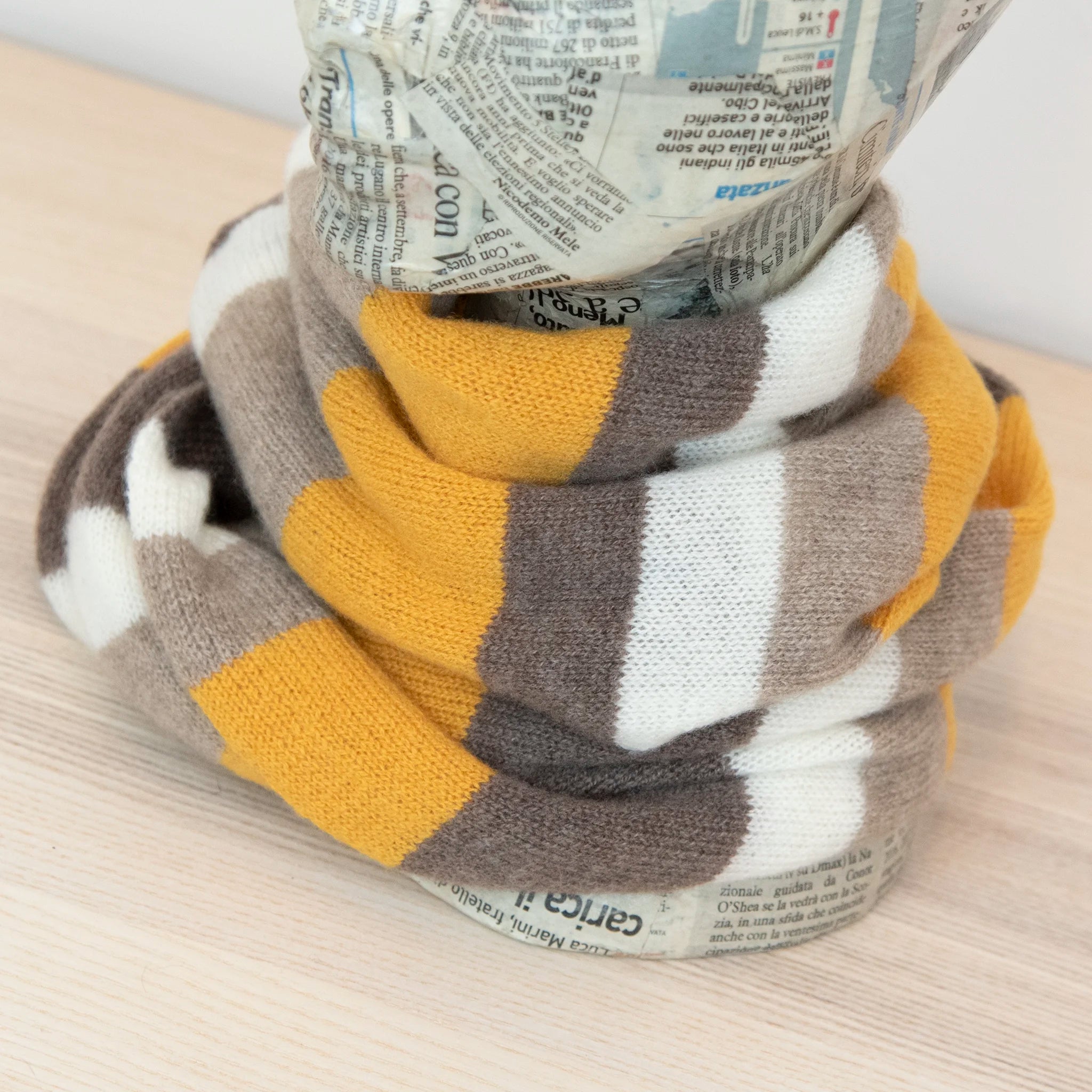 Collo doppio anello rigato giallo senape e beige in quadricromia, 100% cashmere, morbido e caldo, Made in Italy.