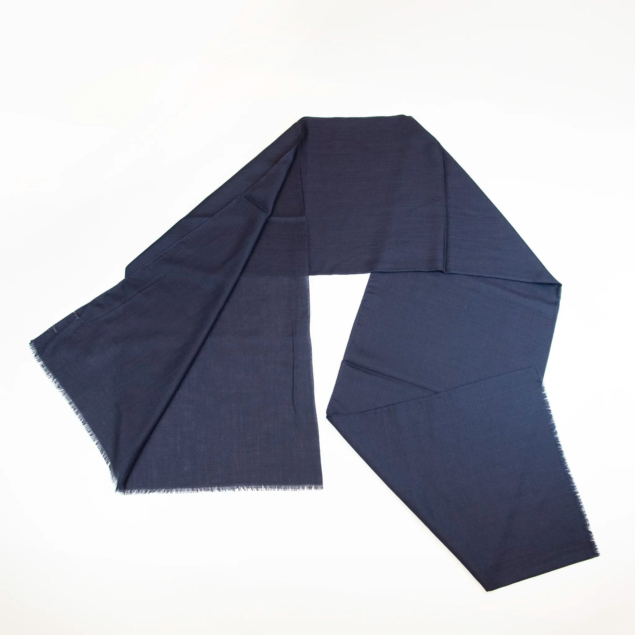 Pashmina in 100% cashmere blu a tessitura twill, pregiata manifattura Made in Italy, sottile ed elegante adatta a ogni stagione.