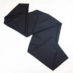 Pashmina in 100% cashmere nera a tessitura twill, pregiata manifattura Made in Italy, sottile ed elegante adatta a ogni stagione.