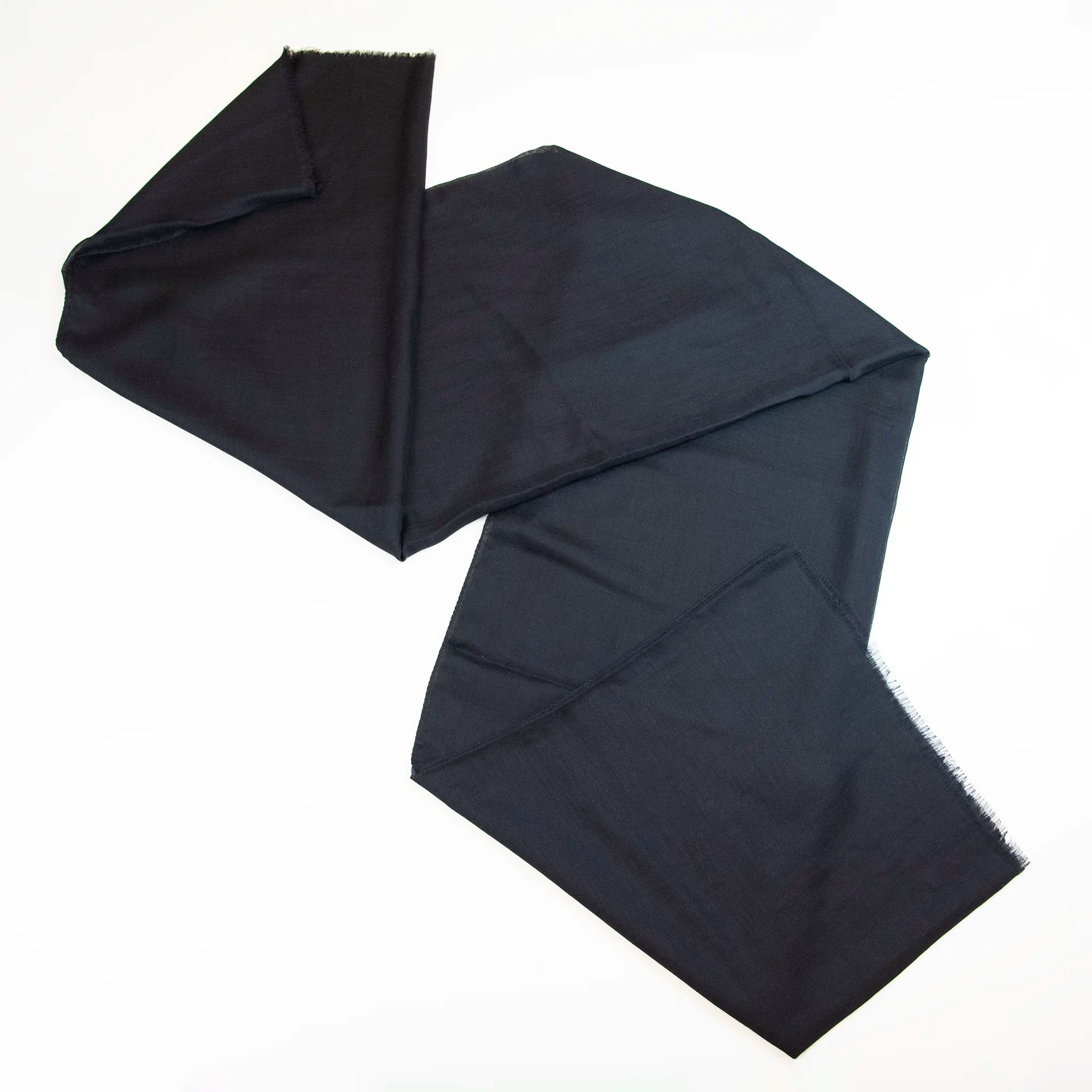 Pashmina in 100% cashmere nera a tessitura twill, pregiata manifattura Made in Italy, sottile ed elegante adatta a ogni stagione.