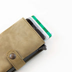 Portafoglio compatto in pelle beige Made in Italy, artigianale, con scomparto carte automatico, molla porta banconote e porta monete.