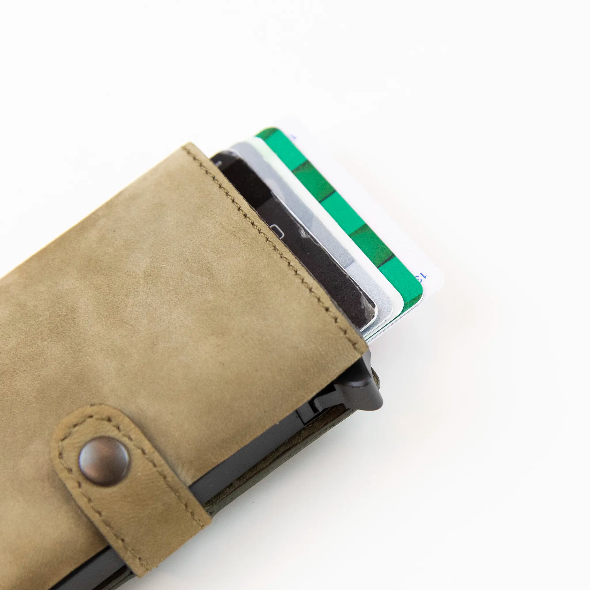 Portafoglio compatto in pelle beige Made in Italy, artigianale, con scomparto carte automatico, molla porta banconote e porta monete.