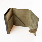 Portafoglio compatto in pelle beige Made in Italy, artigianale, con scomparto carte automatico, molla porta banconote e porta monete.