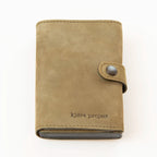 Portafoglio compatto in pelle beige Made in Italy, artigianale, con scomparto carte automatico, molla porta banconote e porta monete.