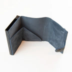 Portafoglio compatto in pelle blu Made in Italy, artigianale, con scomparto carte automatico, molla porta banconote e porta monete.