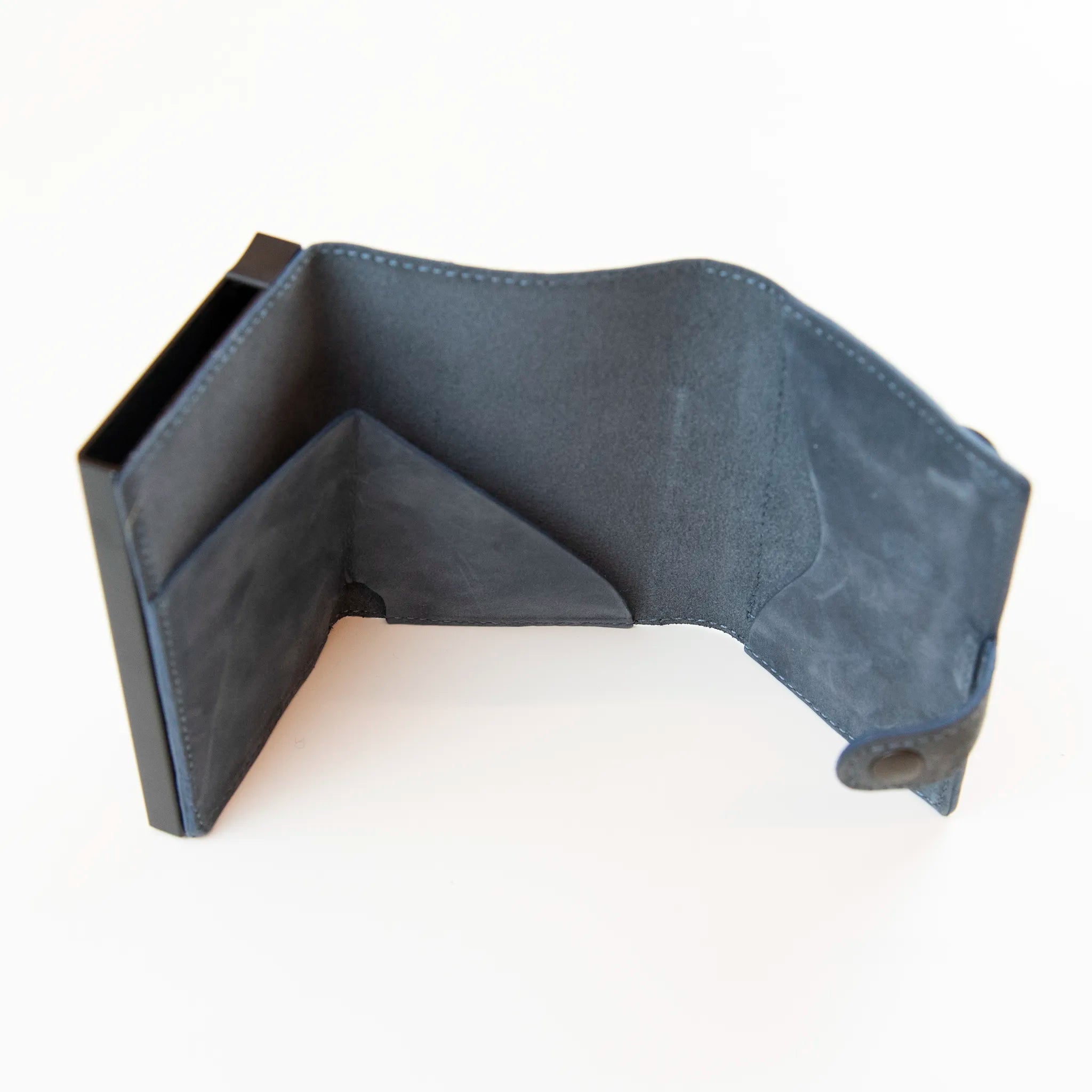 Portafoglio compatto in pelle blu Made in Italy, artigianale, con scomparto carte automatico, molla porta banconote e porta monete.