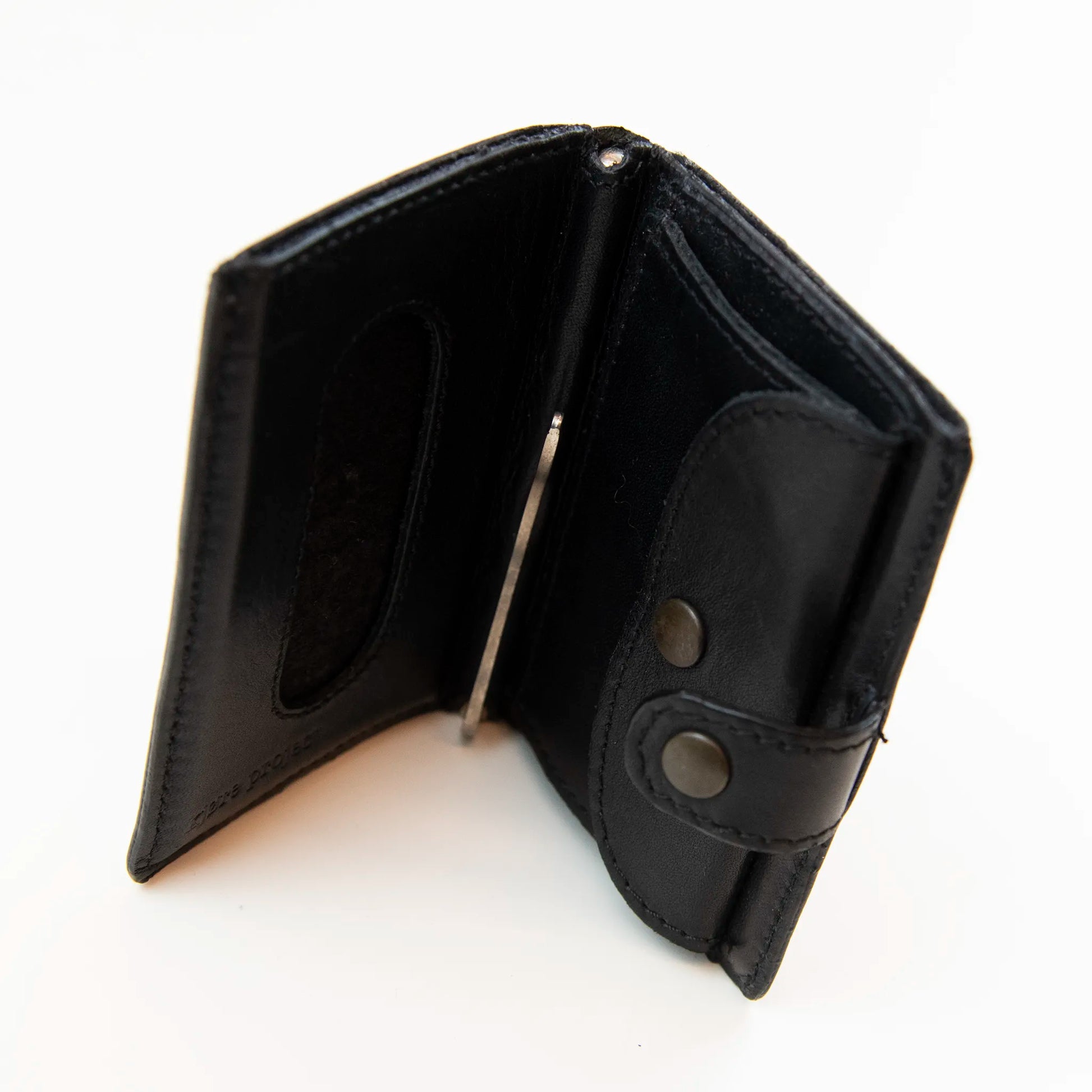 Portafoglio borchiato nero compatto in pelle nera, Made in Italy, artigianale, con due scomparti scorrevoli per 5/6 carte ciascuno, molla porta banconote e scomparto per monete.