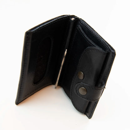Portafoglio borchiato nero compatto in pelle nera, Made in Italy, artigianale, con due scomparti scorrevoli per 5/6 carte ciascuno, molla porta banconote e scomparto per monete.