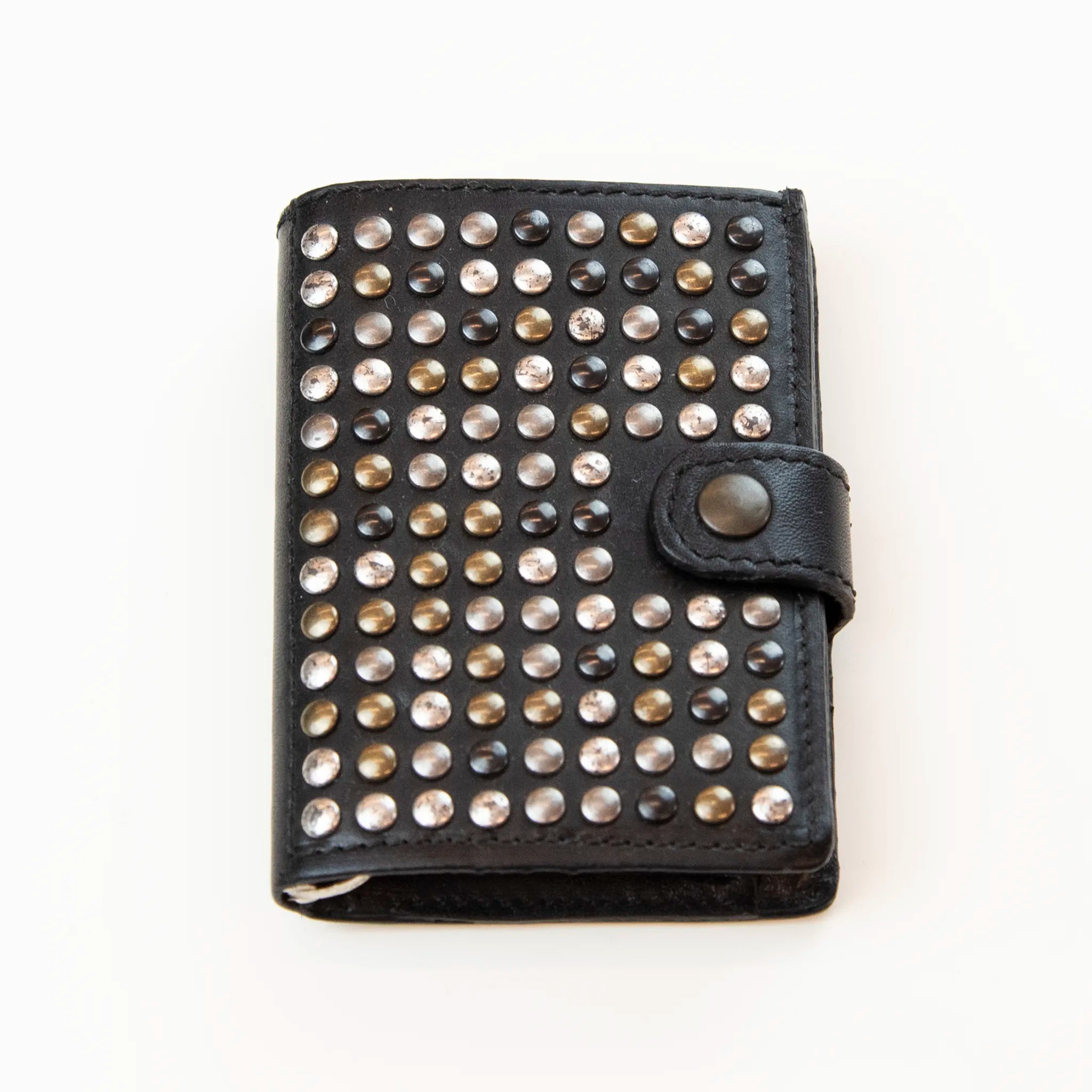 Portafoglio borchiato nero compatto in pelle nera, Made in Italy, artigianale, con due scomparti scorrevoli per 5/6 carte ciascuno, molla porta banconote e scomparto per monete.