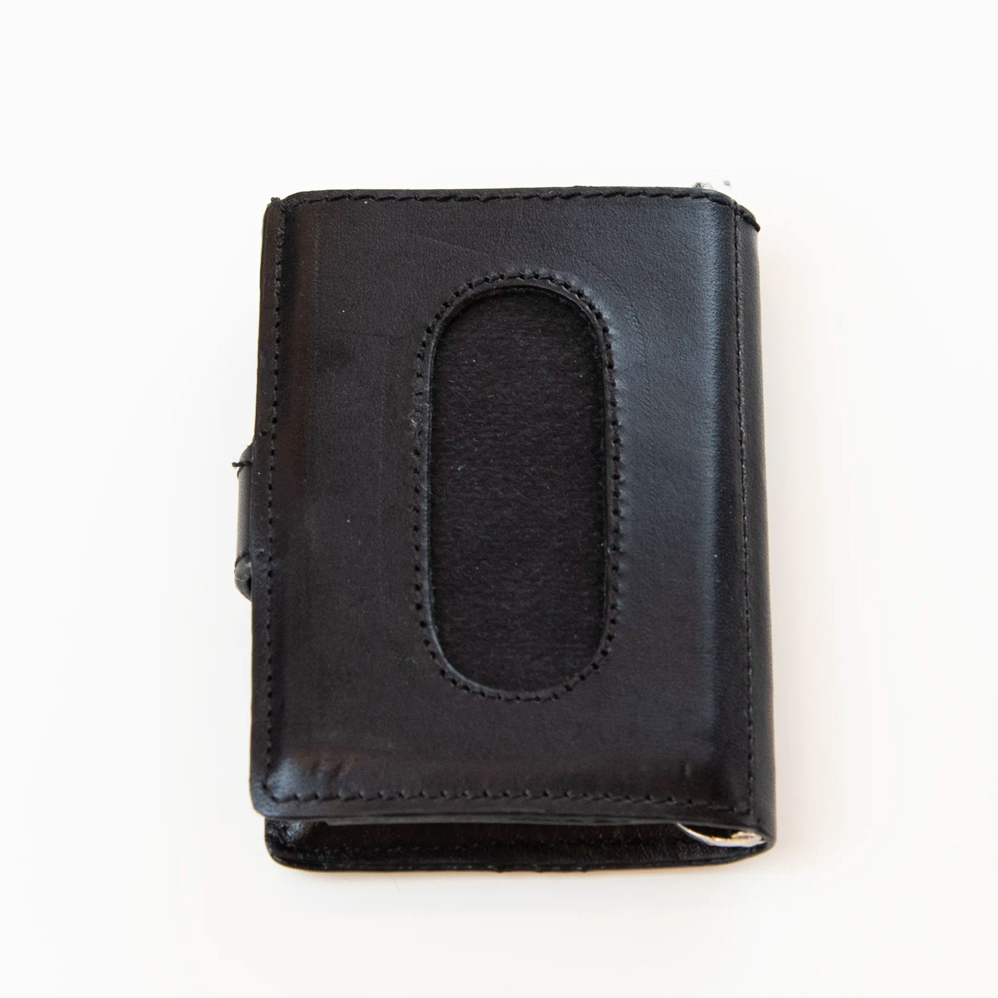 Portafoglio borchiato nero compatto in pelle nera, Made in Italy, artigianale, con due scomparti scorrevoli per 5/6 carte ciascuno, molla porta banconote e scomparto per monete.