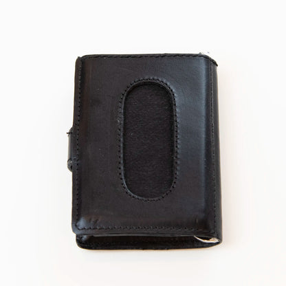 Portafoglio borchiato nero compatto in pelle nera, Made in Italy, artigianale, con due scomparti scorrevoli per 5/6 carte ciascuno, molla porta banconote e scomparto per monete.