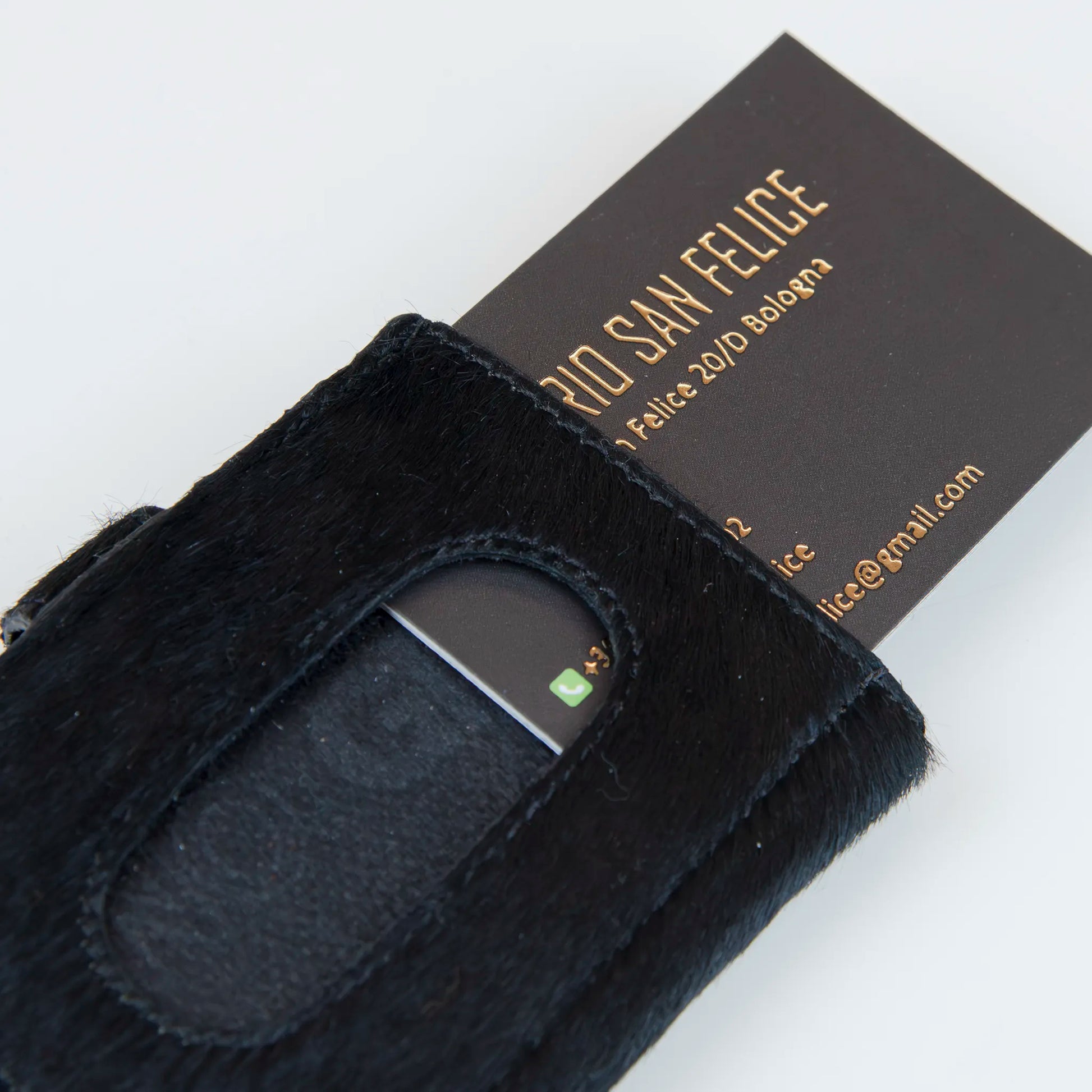 Portafoglio compatto in pelle e vero cavallino nero, Made in Italy, artigianale, con due scomparti scorrevoli per 5/6 carte ciascuno, molla porta banconote e scomparto per monete.