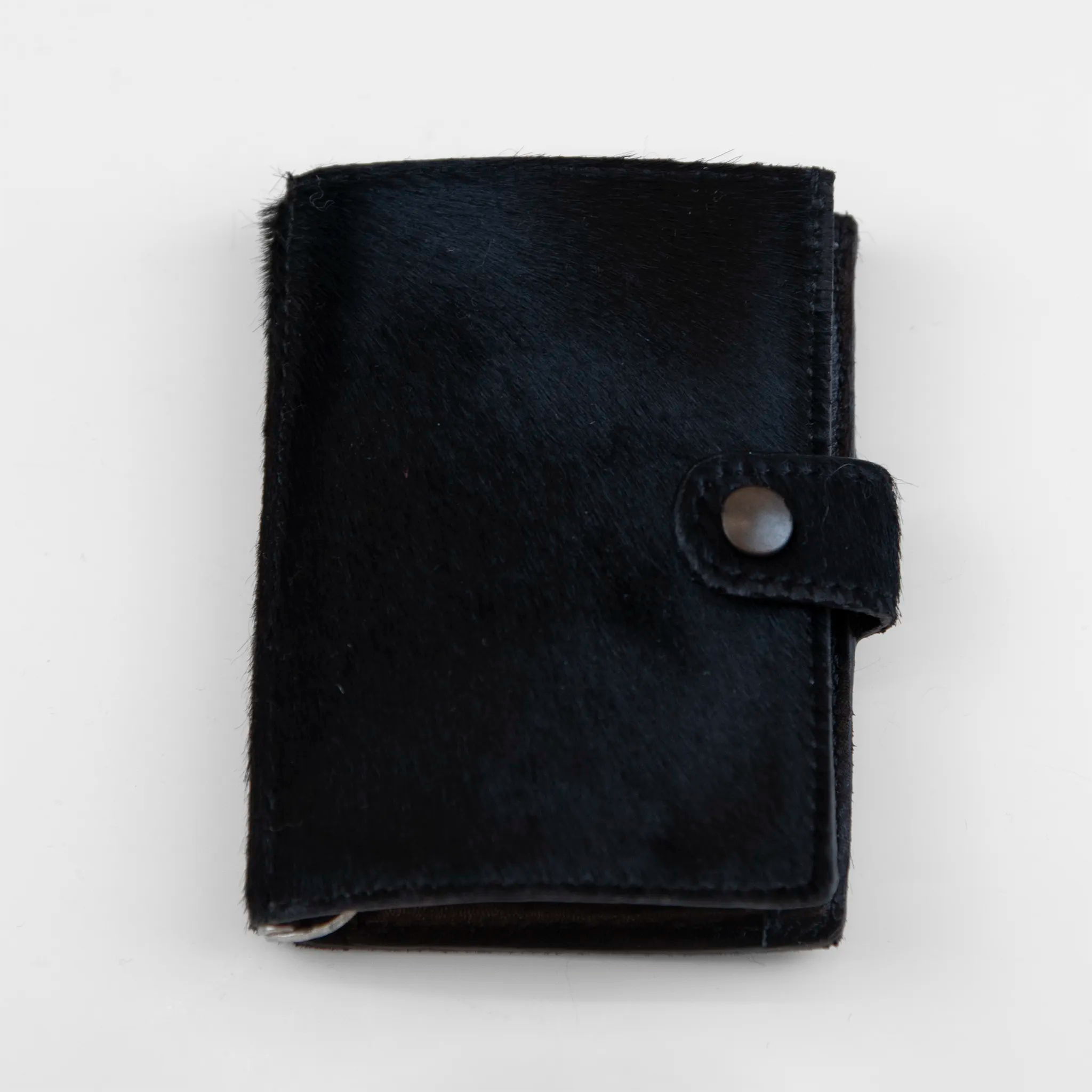 Portafoglio compatto in pelle e vero cavallino nero, Made in Italy, artigianale, con due scomparti scorrevoli per 5/6 carte ciascuno, molla porta banconote e scomparto per monete.