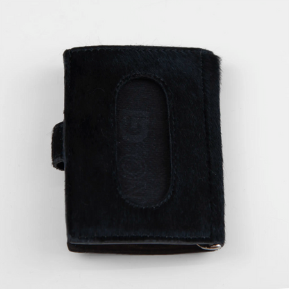 Portafoglio compatto in pelle e vero cavallino nero, Made in Italy, artigianale, con due scomparti scorrevoli per 5/6 carte ciascuno, molla porta banconote e scomparto per monete.