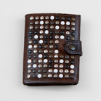 Portafoglio borchiato compatto in pelle marrone, Made in Italy, artigianale, con due scomparti scorrevoli per 5/6 carte ciascuno, molla porta banconote e scomparto per monete.